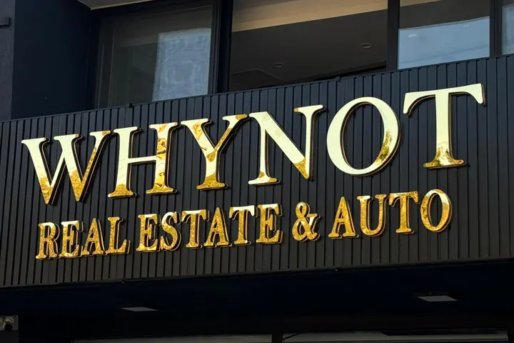 İzmir'de krom kutu harf tabela: Whynot Real Estate & Auto