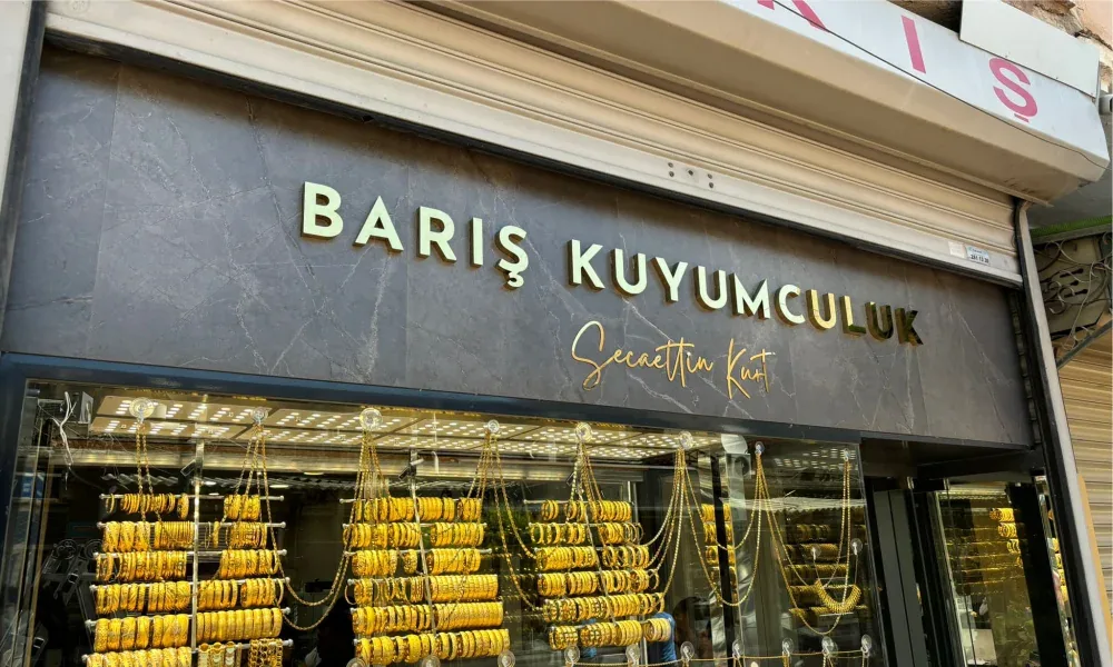 Mağaza cephesinde gold krom kutu harf