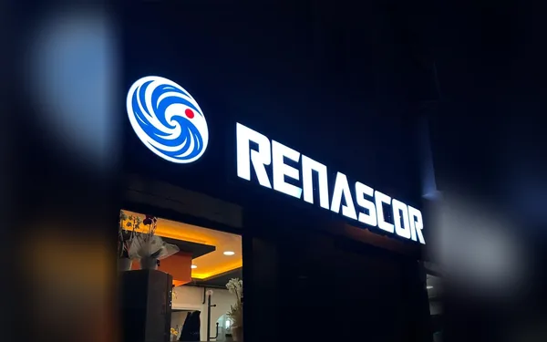 Siyah cephede önden ışıklı beyaz pleksi kutu harf ve logo, gece