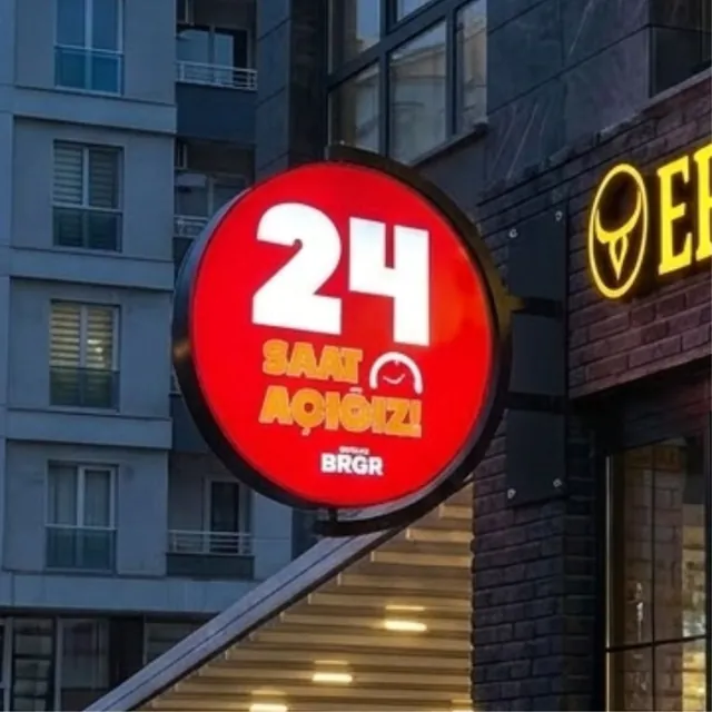Bina köşesinde kırmızı yüzlü yuvarlak ışıklı fener tabela