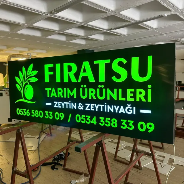 Atölyede üretimi tamamlanan yeşil ışıklı logo tabela