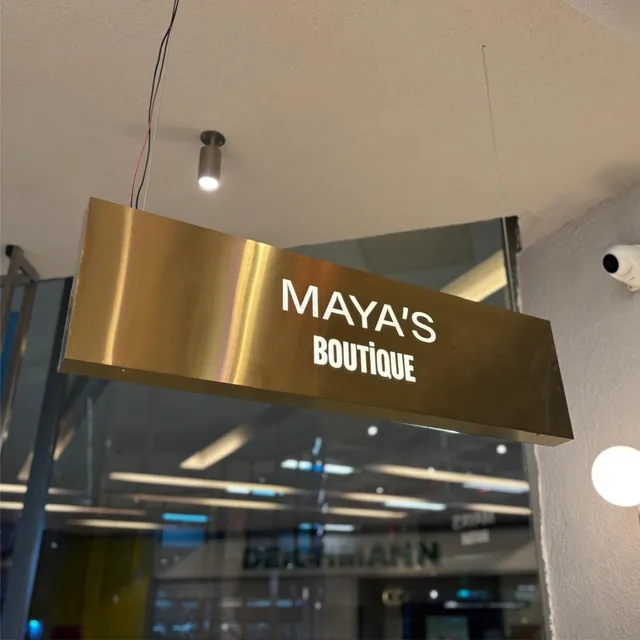 Mağaza girişinde asma gold panel ışıklı tabela