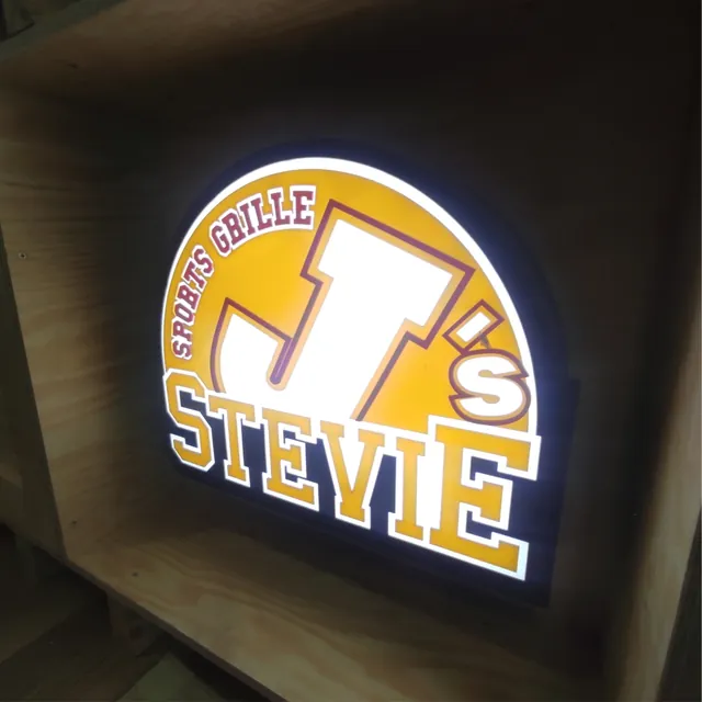 Ahşap duvarda önden ışıklı özel formlu logo tabela