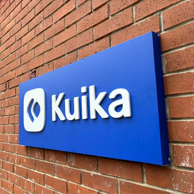 Tuğla duvarda mavi kompozit zemin üzerinde logo