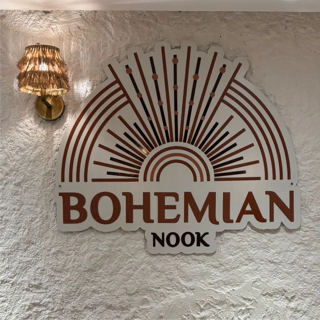 Dokulu duvarda özel kesim baskılı logo