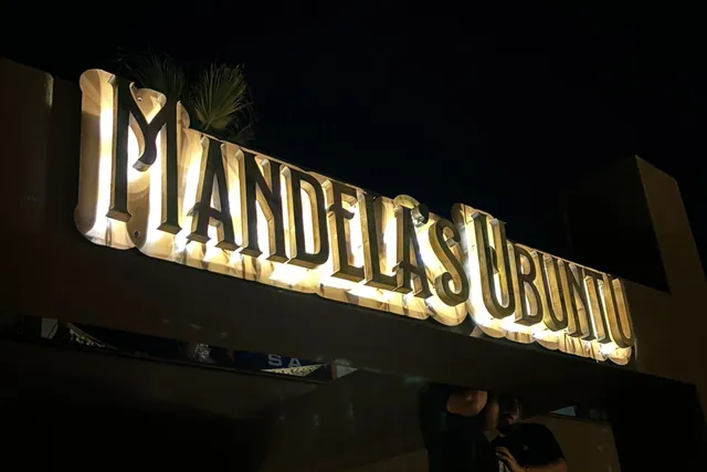 Krom kutu harf tabela: Mandela's Ubuntu, gece görünümü