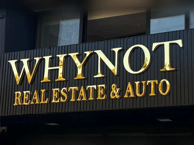 İzmir'de krom kutu harf tabela: Whynot Real Estate & Auto
