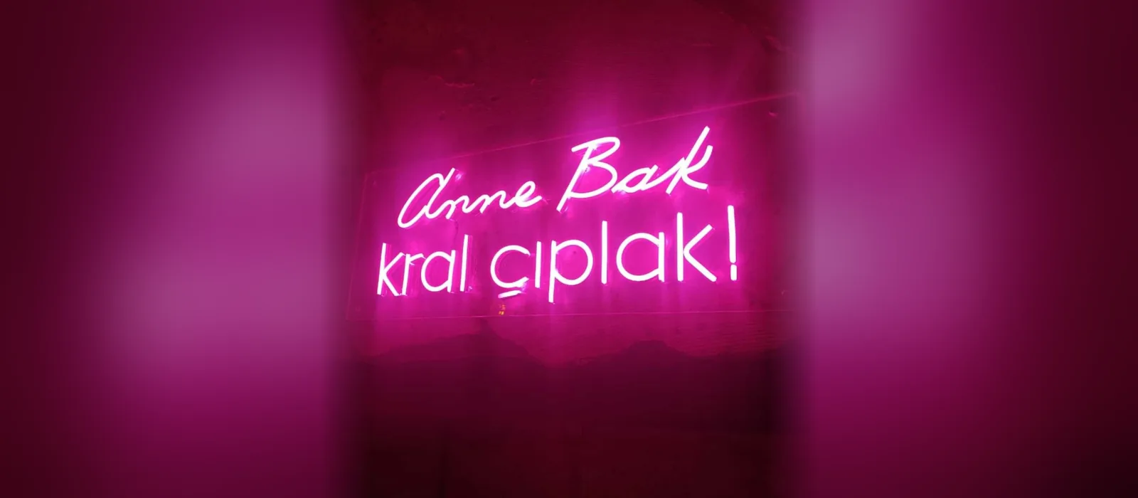 Neon tabela ve ışıklı pleksi kutu harf karşılaştırması: pembe neon yazı örneği