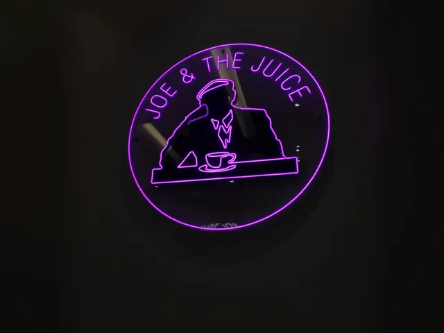 Mor neon logo: Joe & The Juice