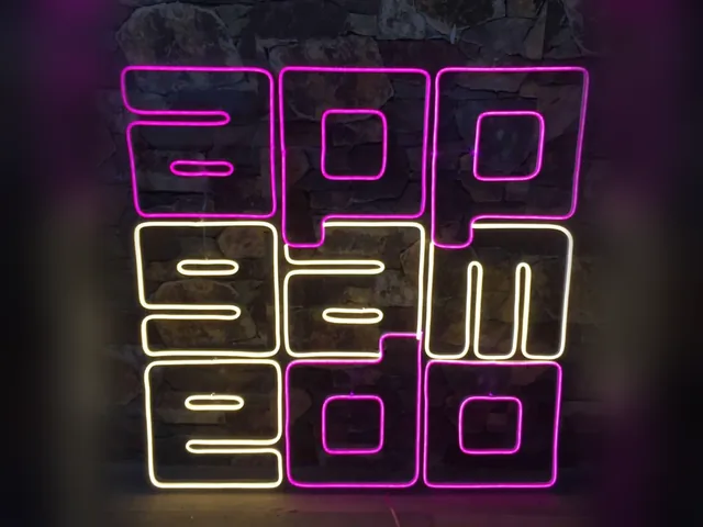 Pembe ve beyaz neon harflerle yazı