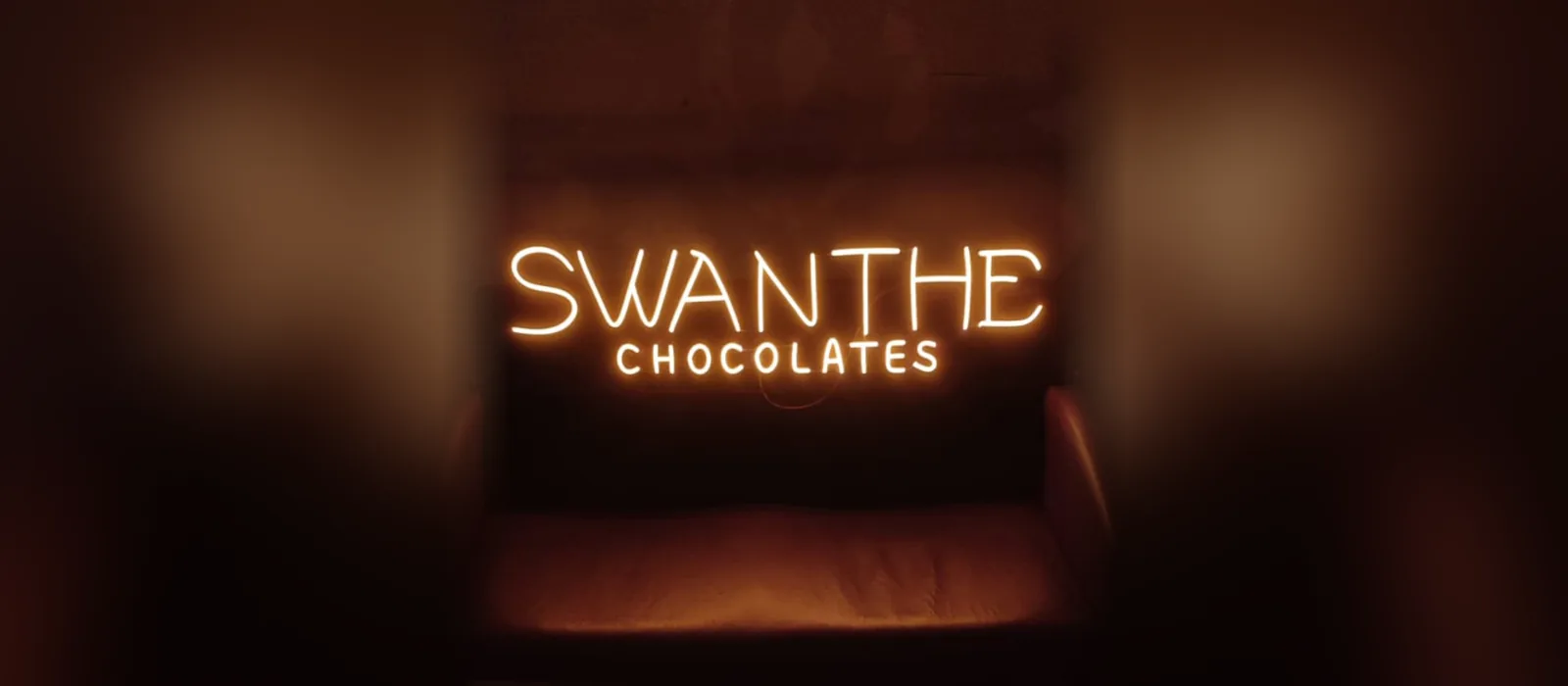 Turuncu neon yazı: Swanthe Chocolates