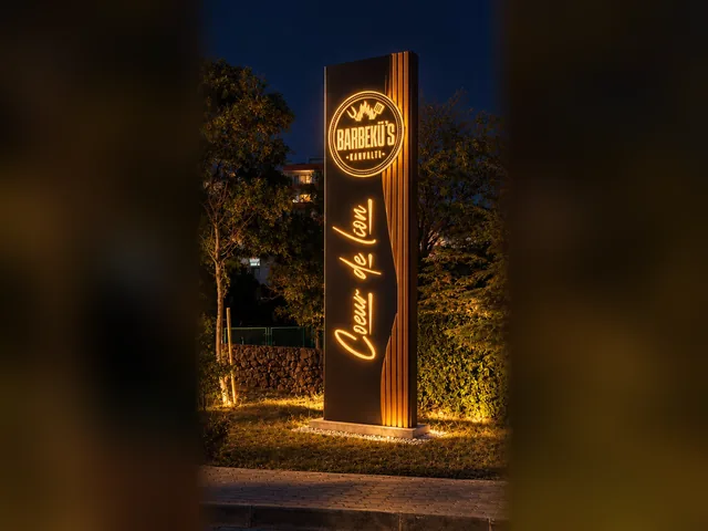 İzmir'de pilon tabela: Barbekü's Kahvaltı ve Coeur de Lion, gece görünümü