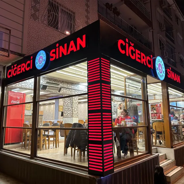 Restoran köşe cephesinde kırmızı ışıklı pleksi kutu harf