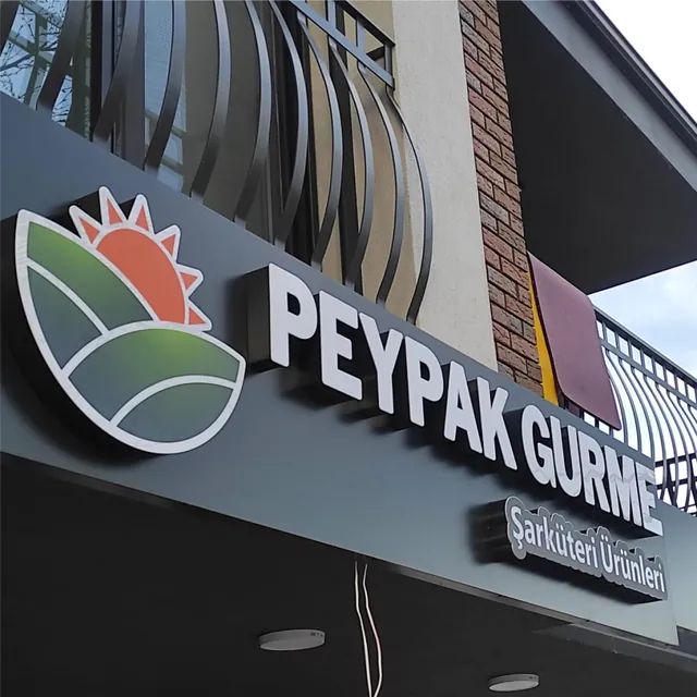 Şarküteri cephesinde renkli logolu pleksi kutu harf